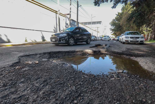 Enormes baches afectan a los automóviles en Toluca
