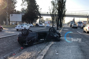 Muere un hombre al volcar su auto en Toluca