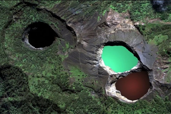 El monte Kelimutu y sus tres lagos de colores