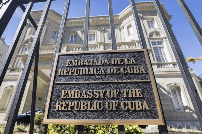 Lanzan bombas molotov a embajada de Cuba en Washington