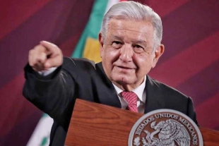 López Obrador anuncia aumento salarial de 8.2% para los maestros