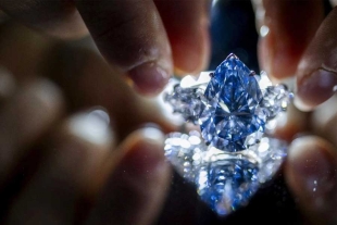 Subastan por 44 mdd el ‘Blue Royal’, el mayor diamante azul intenso
