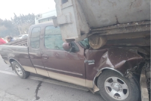 Conductor queda atrapado luego de estrellarse contra  un camión recolector de basura en Metepec