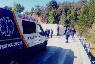 Vuelca camión de Bonafont en la autopista Tenango- Ixtapan de la Sal