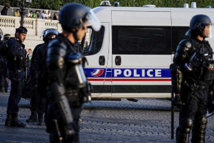 Tras atropellar “deliberadamente” a ciclistas y peatones, el individuo, de 35 años, se dio a la fuga en su vehículo, siendo perseguido por efectivos.