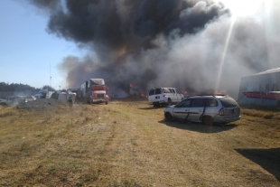Se incendia depósito de autos en Lerma