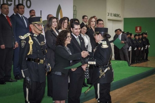 ⁠La rectora Martha Patricia Zarza Delgado abaderó y entregó grados a integrantes de dicha agrupación universitaria.