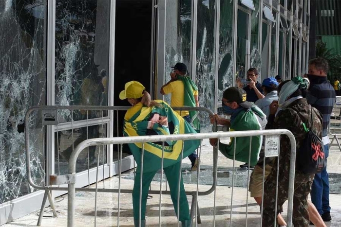 Dan prisión a 140 por asalto a sedes de Gobierno en Brasil