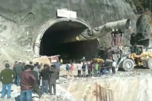 Rescatistas tratan de liberar a 40 obreros atrapados en un túnel en el norte de India