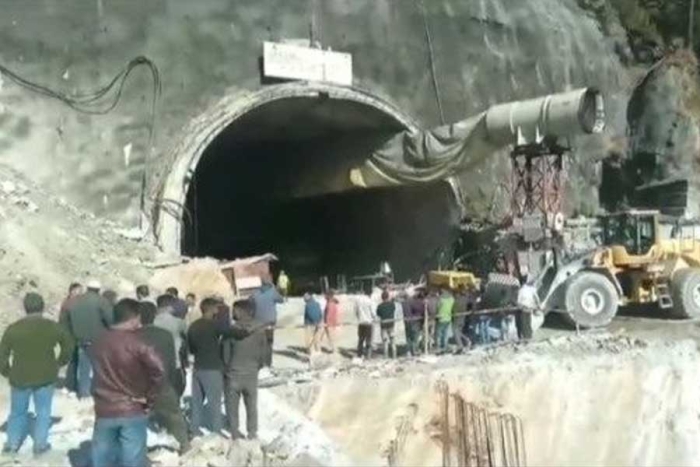 Rescatistas tratan de liberar a 40 obreros atrapados en un túnel en el norte de India