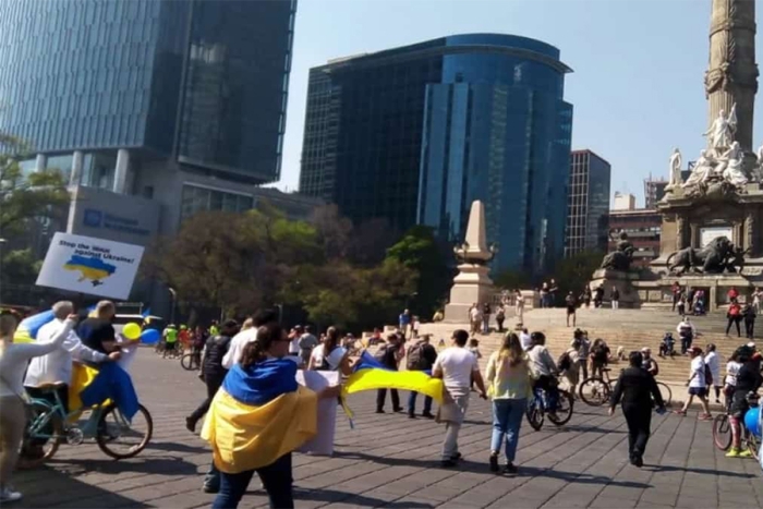 Ucranianos residentes en México, marchan y piden diálogo para evitar conflicto con Rusia