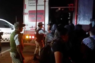 Rescatan a 209 migrantes hacinados en tráiler en Veracruz
