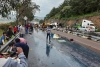 Trailer vuelca en Atlacomulco, habitantes roban su carga