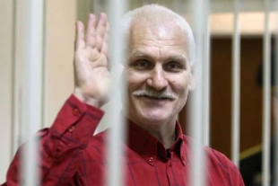Bielorrusia sentencia a Nobel de la Paz a 10 años de cárcel