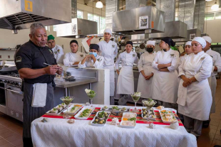 Uno de los más representativos, sostuvo, es el mole, considerado el platillo insignia de la cocina novohispana