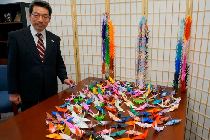 Cónsul japonés hace una grulla de origami cada día durante un año