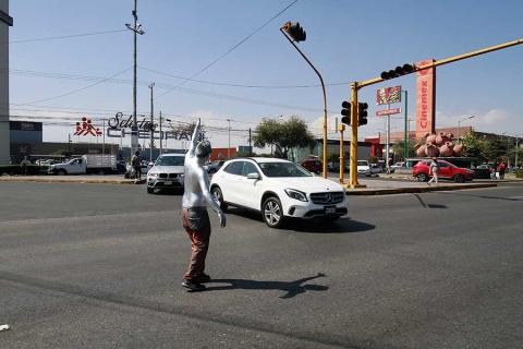 Ante ausencia de policías, trabajadores urbanos dan vialidad por semáforo descompuesto