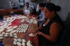 Panaderos de San Miguel Tecomatlán elaboran pan para ofrendas de Día de Muertos