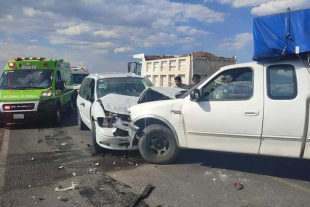 Tres heridos y daños materiales en accidente automovilístico en Atlacomulco