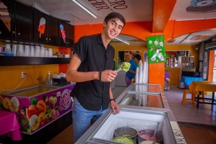 Arturo Villafuerte González, alumno UAEMéx, registra marca de helados artesanales en Atlacomulco