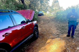 Camioneta robada localizada en la comunidad de Conejeras, Acambay, donde policías municipales abrieron fuego contra la SSE y la Guardia Nacional, desatando el operativo que dejó un estatal sin vida y 12 detenidos.