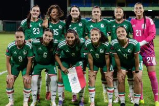 Selección Mexicana Femenil posa antes de su compromiso internacional, mostrando unidad y determinación en un año clave para el fútbol nacional.