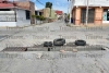 Roban rejilla e inutilizan calle en San Miguel Totocuitlapilco