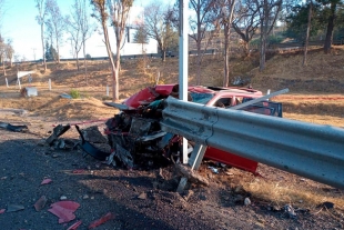 Muere conductor al impactar su camioneta contra muro de contención