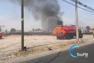 Quema de pastizal provoca incendio en bodega de residuos