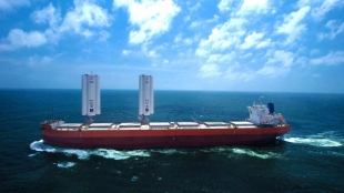 Zarpa desde Singapur el primer buque impulsado por energía eólica