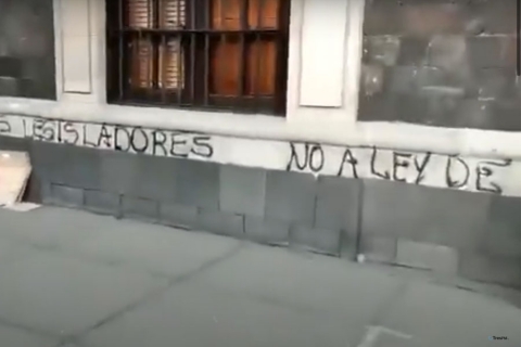 Feministas vandalizan la Cámara de Diputados