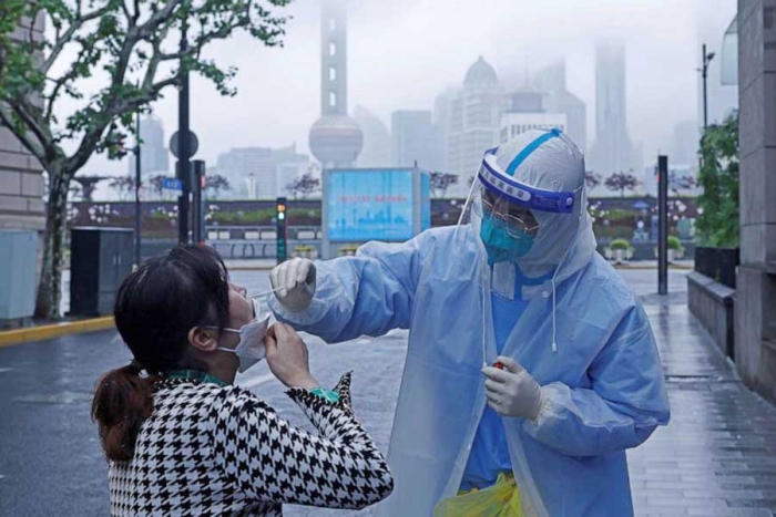 Habitantes de Shanghái son enviados fuera de la ciudad para frenar brote de Covid