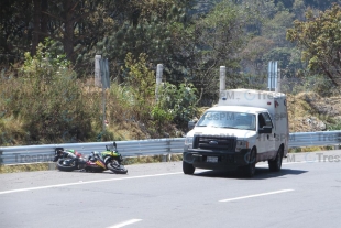 Muere conductora al derrapar su motocicleta en autopista a Ixtapan de la Sal