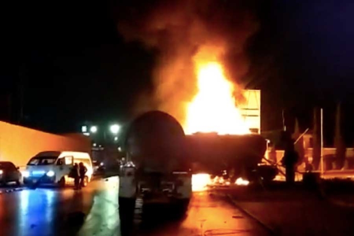Pipa de gas se incendia al chocar con una combi en Ecatepec; hay una persona muerta