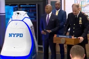 Robot policía patrullará estación de metro de Times Square