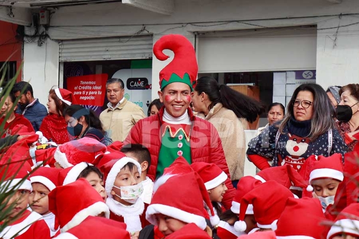 Alumnos de la escuela primaria Miguel Alemán en Toluca realizaron una caravana navideña