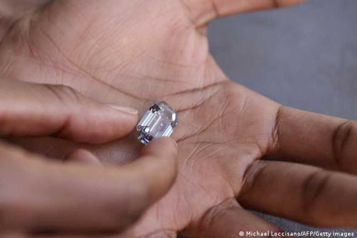 Sale a subasta un extraño diamante azul de 48 millones de dólares en Hong Kong