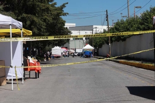 Comerciantes bloquean calle frente a hospitales en Toluca