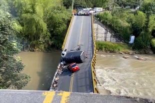 Dos muertos y al menos 15 heridos por el colapso de un puente en Colombia