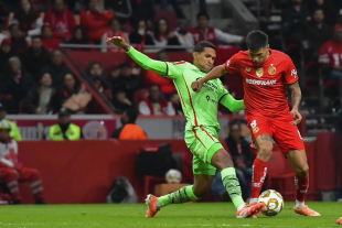 Nicolás Castro disputa el balón ante la marca de Juárez durante el duelo de Ida en el Nemesio Diez, en los Cuartos de Final del Apertura 2025.
