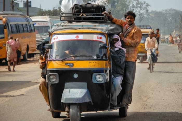 Como en las caricaturas: detienen minimototaxi con 27 personas a bordo