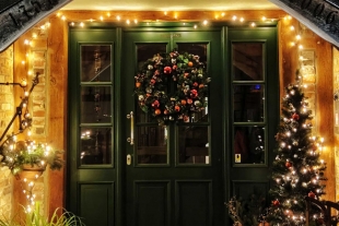 Ideas para decorar tu puerta esta Navidad 2021