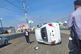 auto Chevrolet volcó sobre Boulevard Aeropuerto, a la altura de FedEx, tras perder el control. El conductor resultó con lesiones menores y la circulación se vio afectada por varios minutos.