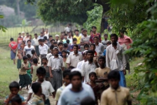 Birmanos pasan la frontera hacia la India para concluir sus estudios