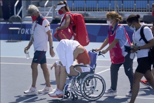 Tenistas sufren con el calor de Tokio