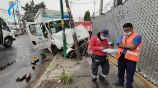 Dos lesionados por choque de camiones repartidores en Toluca