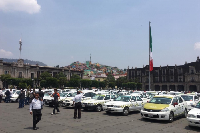 Taxistas piden privilegios ante ayuntamiento de Toluca por verificación