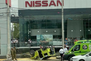 Vuelca Jeep frente a la Nissan en Metepec; dos heridos