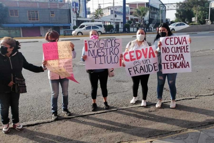 Estudiantes de la Cedva exigen se les entreguen sus títulos profesionales