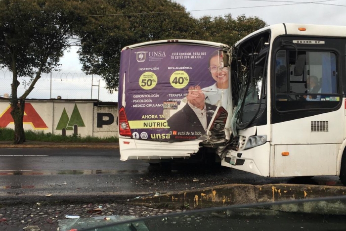 Accidente de autobuses deja varios heridos en la Toluca-Palmillas.